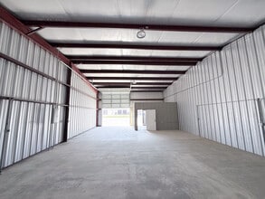 7977 Old Bastrop Rd, New Braunfels, TX for lease Interior Photo- Image 2 of 4