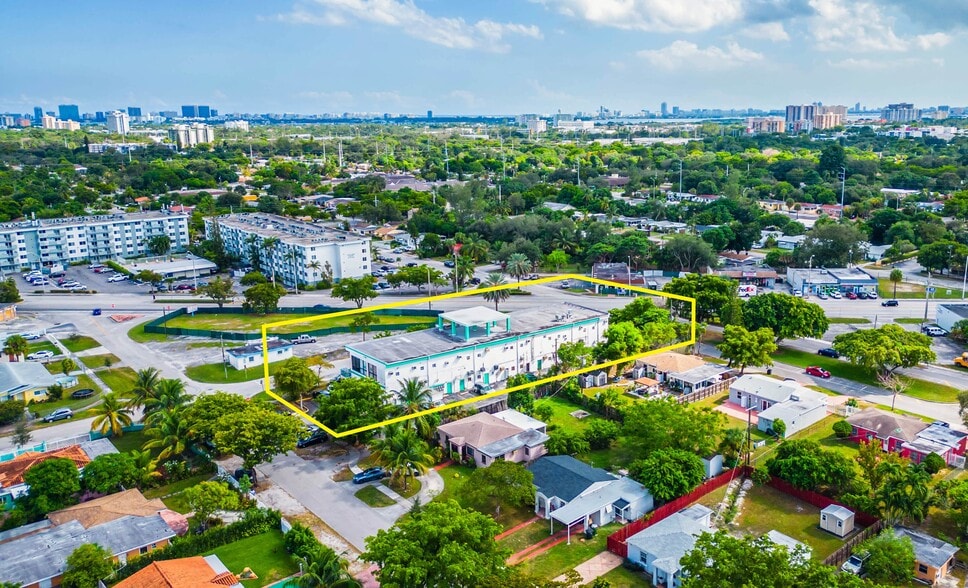 13700-13798 NE 11th Ave, Miami, FL à vendre - Photo du bâtiment - Image 2 de 6