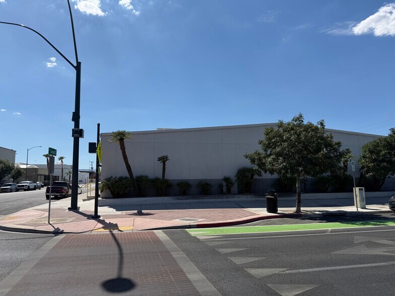 1220 S Commerce St, Las Vegas, NV à louer - Photo du bâtiment - Image 3 de 5