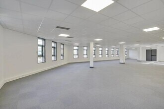 8 Rue Eugène Et Armand Peugeot, Rueil-Malmaison for lease Interior Photo- Image 2 of 5