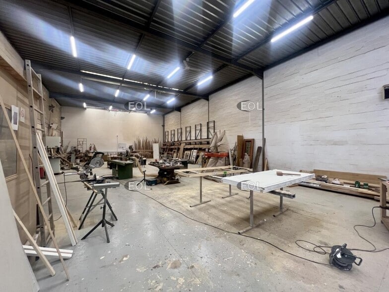 Flex in Bondy for lease - Interior Photo - Image 3 of 8