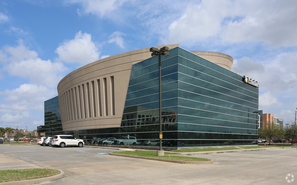 7906 N Sam Houston Pky W, Houston, TX à louer - Photo du bâtiment - Image 2 de 3