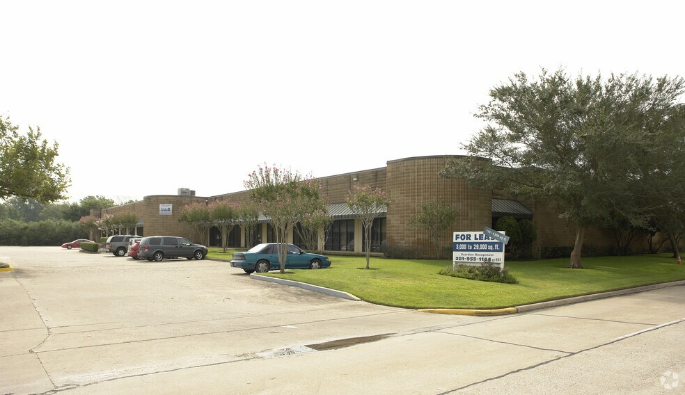 15660 W Hardy Rd, Houston, TX à louer - Photo du bâtiment - Image 3 de 7