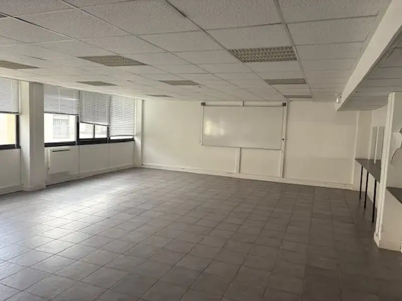 Office in Joinville-le-Pont for lease Interior Photo- Image 1 of 10