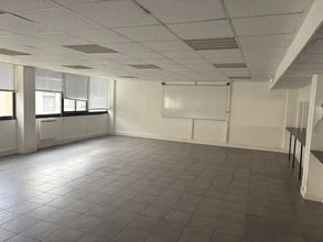 Office in Joinville-le-Pont for lease Interior Photo- Image 1 of 10