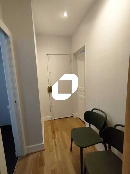 Office in Versailles for lease - Building Photo - Image 3 of 8