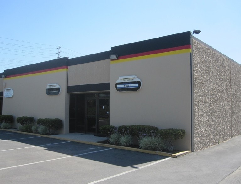 2100 E McFadden Ave, Santa Ana, CA for lease - Building Photo - Image 1 of 7