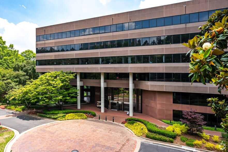 1600 Parkwood Cir SE, Atlanta, GA à louer - Photo du bâtiment - Image 2 de 9