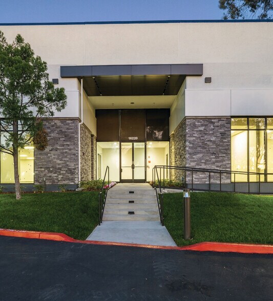 16200-16220 Carmenita Rd, Cerritos, CA à louer - Photo du bâtiment - Image 2 de 8