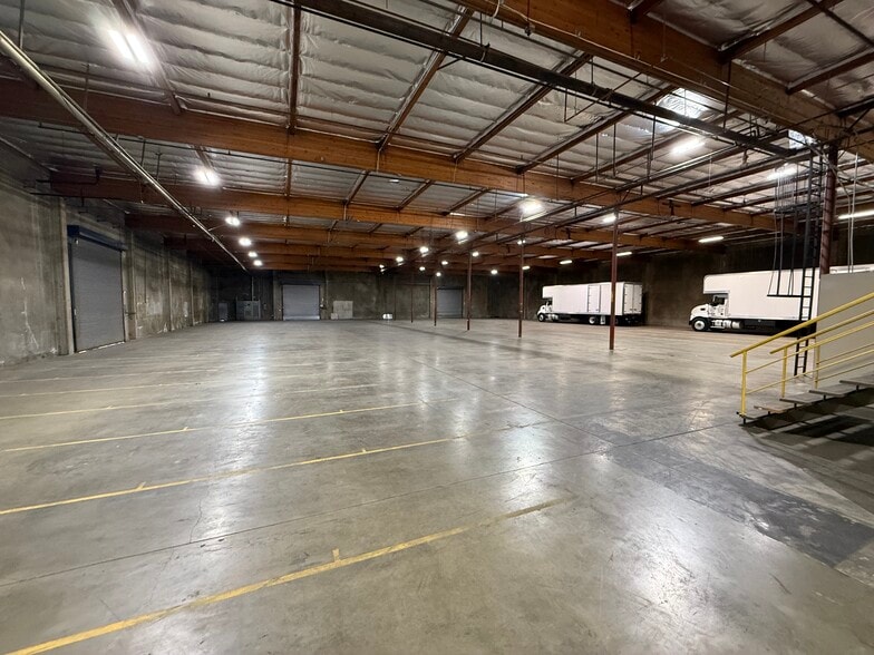 8929 Oso Ave, Chatsworth, CA for lease - Building Photo - Image 2 of 24