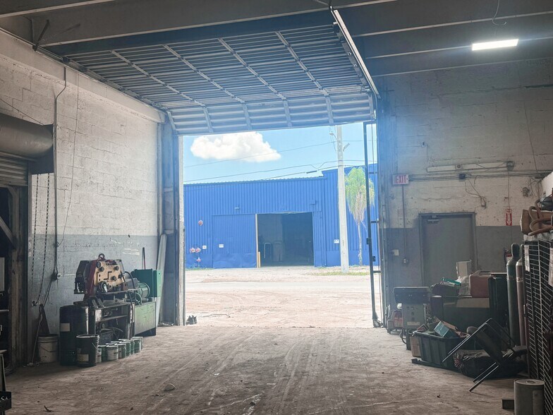 2335-2337 NW 149th St, Opa-locka, FL à louer - Photo du bâtiment - Image 2 de 10