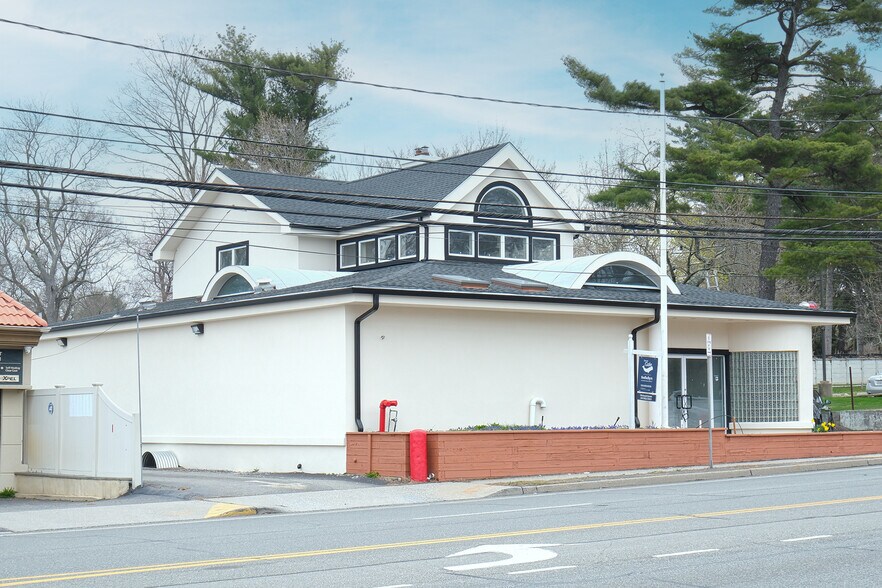 125 E Jericho Tpke, Huntington Station, NY à louer - Photo du bâtiment - Image 2 de 19