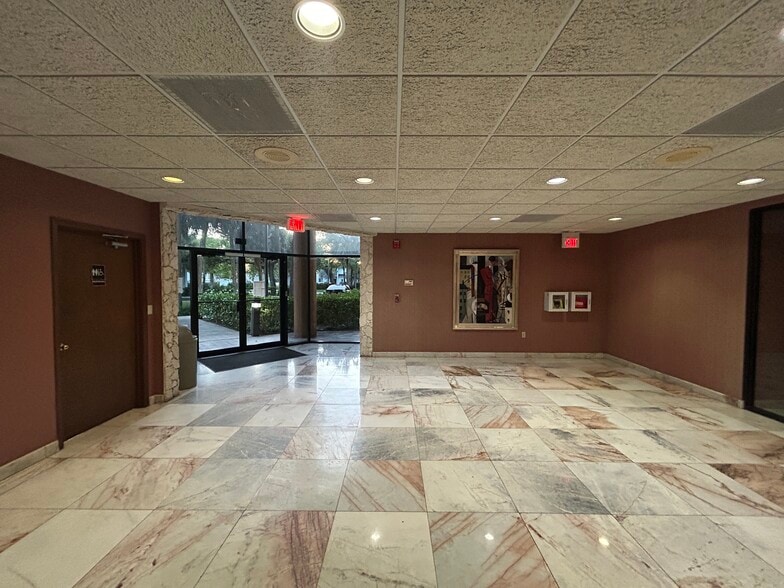 300 Lock Rd, Deerfield Beach, FL à louer - Hall d’entrée - Image 2 de 15
