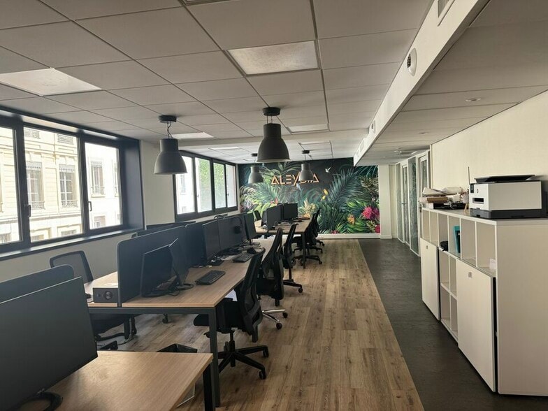 Office in Lyon for lease - Building Photo - Image 2 of 13