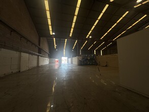 845-855 Moowaa St, Honolulu, HI for lease Interior Photo- Image 2 of 2