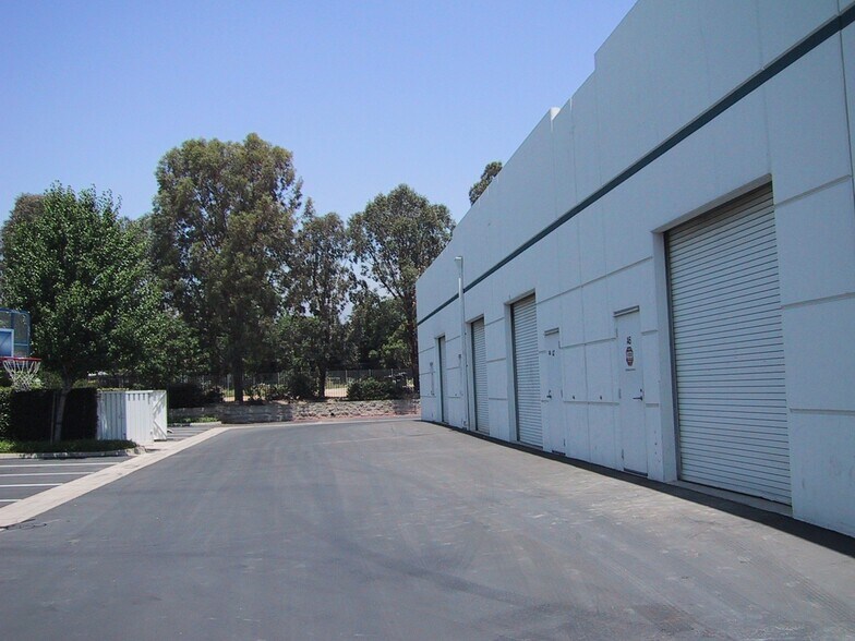 2125 Wright Ave, La Verne, CA à louer - Photo du bâtiment - Image 3 de 5