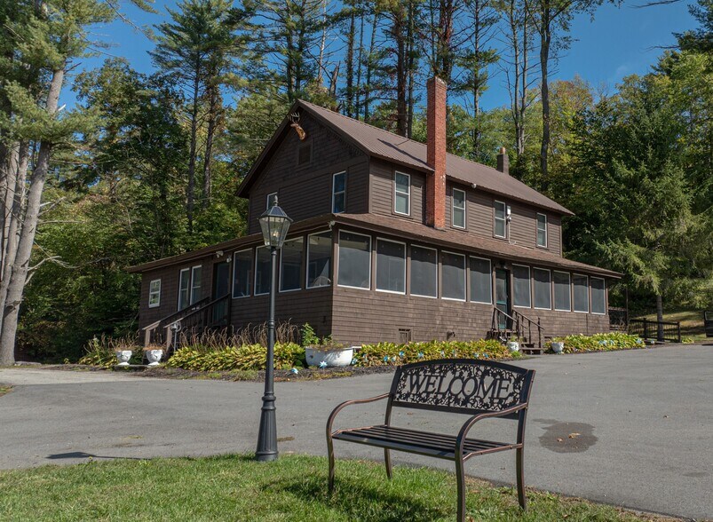 365 E River Dr, Lake Luzerne, NY à vendre - Photo du bâtiment - Image 3 de 25