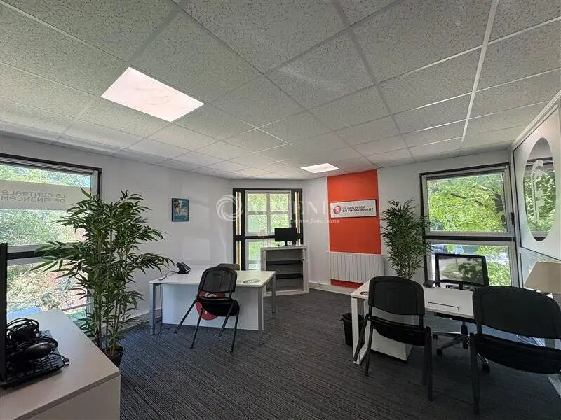 Office in Montigny-le-Bretonneux for lease Interior Photo- Image 1 of 4