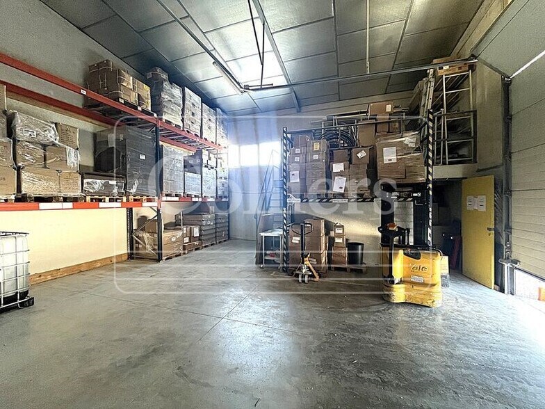 Flex in Aubagne for lease - Interior Photo - Image 1 of 2