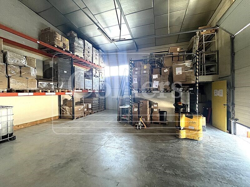 Flex in Aubagne for lease Interior Photo- Image 1 of 3