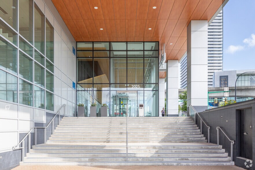 4402 Skyline Dr, Burnaby, BC à louer - Photo du bâtiment - Image 2 de 8