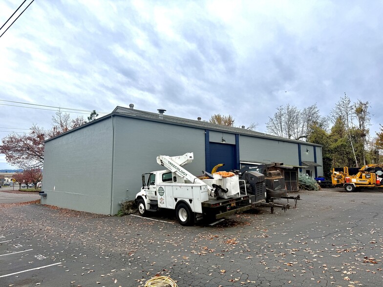 2221 SE Ochoco St, Portland, OR for lease - Building Photo - Image 1 of 10