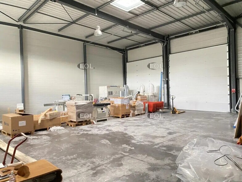 Industrial in Vourles for lease - Interior Photo - Image 2 of 4