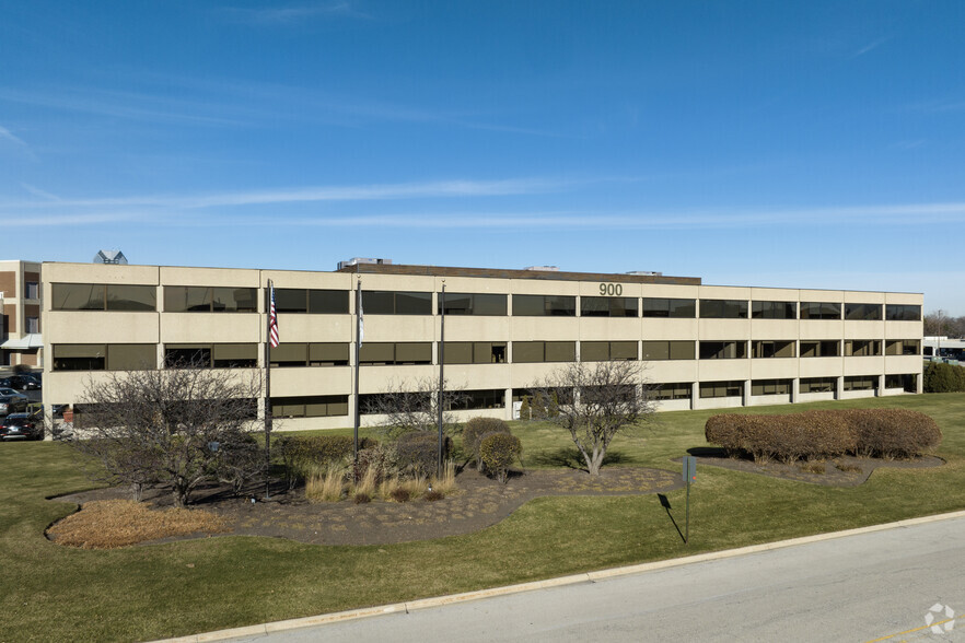 900 Commerce Dr, Oak Brook, IL à louer - Photo du bâtiment - Image 1 de 7