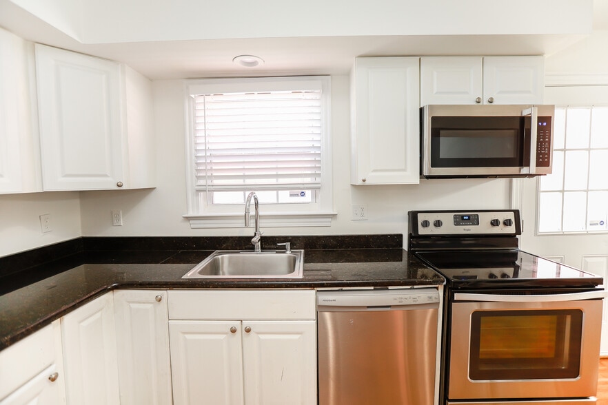 831 W Ocean View Ave, Norfolk, VA for sale - Interior Photo - Image 3 of 22