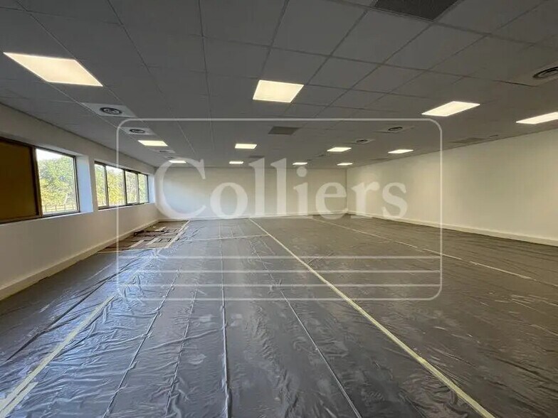 Bureau dans Rousset à louer - Photo du bâtiment - Image 2 de 8