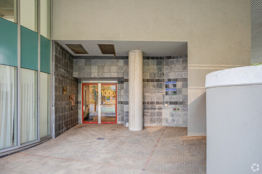 1000-1012 Beach Ave, Vancouver, BC à vendre - Photo du bâtiment - Image 2 de 7