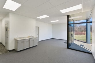 500 Radar Rd, Greensboro, NC à louer Photo intérieure- Image 2 de 5