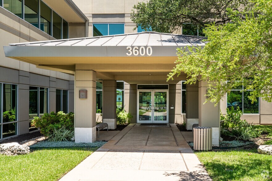 3600 W Parmer Ln, Austin, TX à louer - Photo du bâtiment - Image 2 de 6