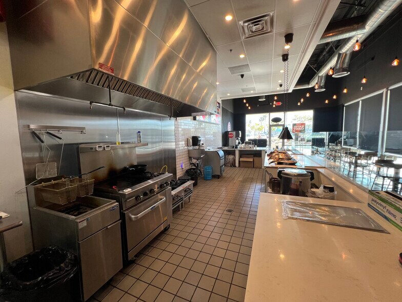 9824 Chapman Ave, Garden Grove, CA à louer - Photo du bâtiment - Image 2 de 12