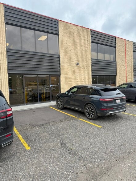 Commercial Condo Units at 4063 74 Ave SE portfolio of 2 properties for sale on LoopNet.ca - Building Photo - Image 2 of 23