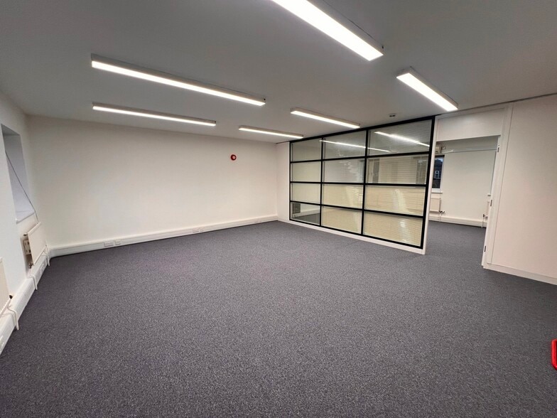 26-28 Mulgrave Rd, Sutton à louer - Photo du bâtiment - Image 3 de 5