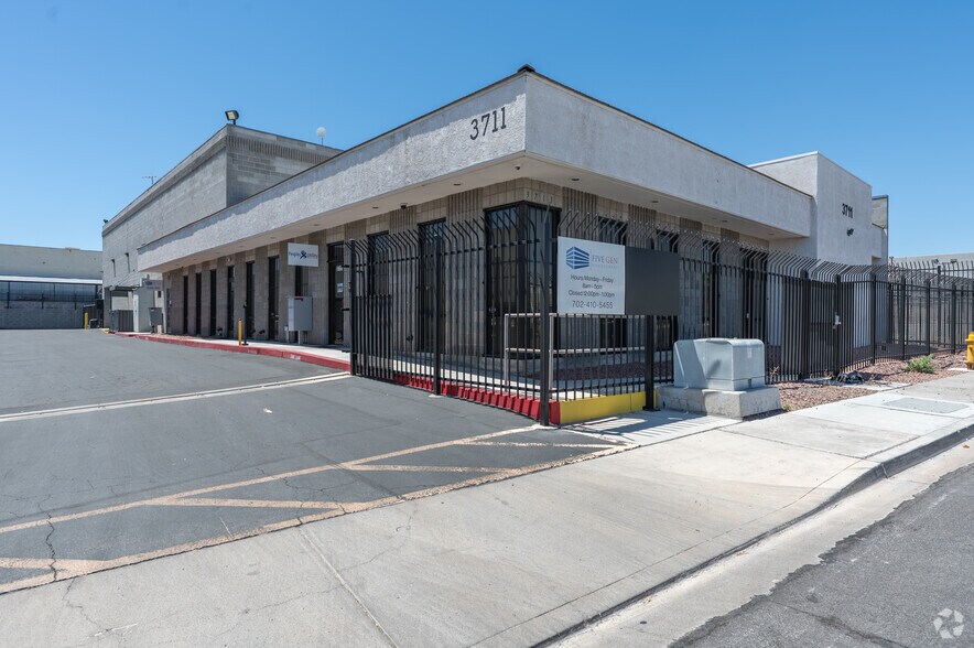 3711 Regulus Ave, Las Vegas, NV à louer - Photo du bâtiment - Image 1 de 6