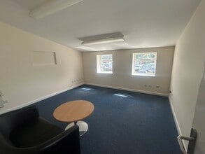 Hulfords Ln, Hartley Wintney for lease Interior Photo- Image 1 of 4