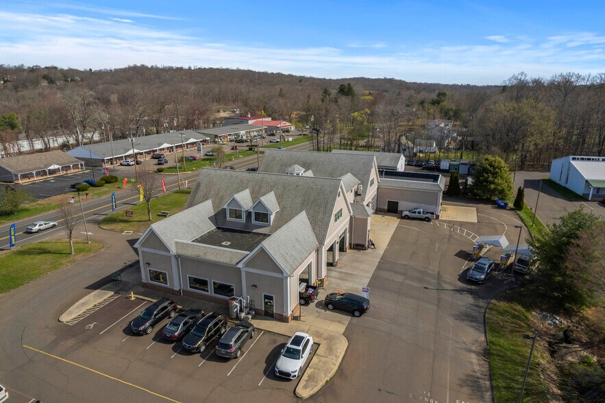 2381 Foxon Rd, North Branford, CT à vendre - Photo du bâtiment - Image 2 de 6