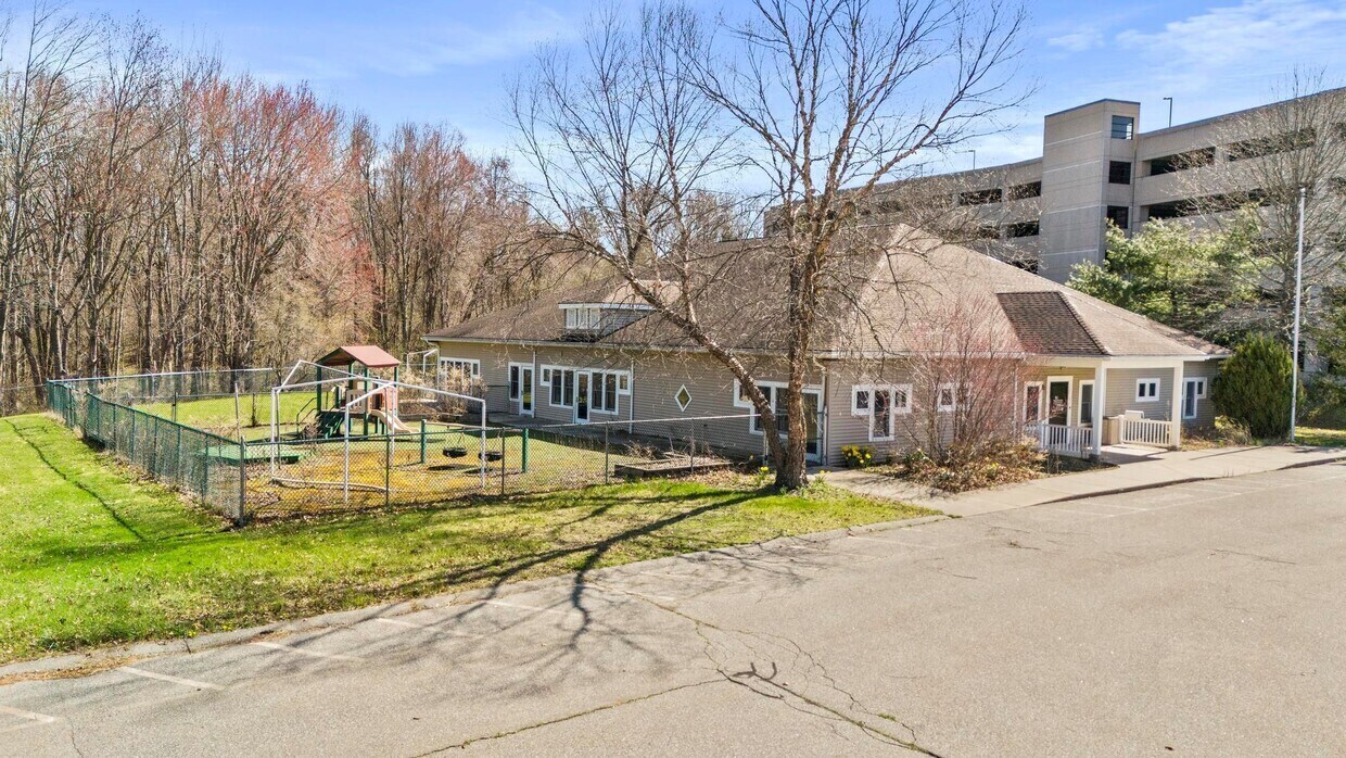 100 Bright Meadow Blvd, Enfield, CT for lease Primary Photo- Image 1 of 6