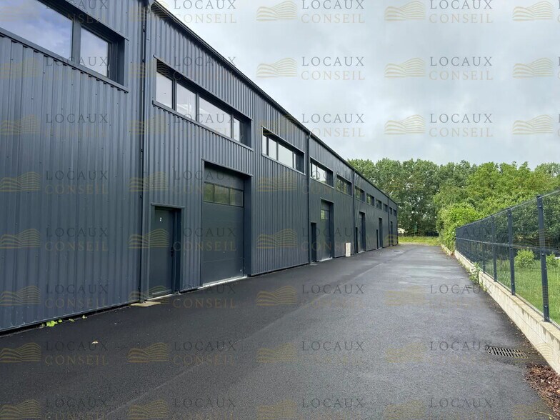 Flex dans Bernes-sur-Oise à louer - Photo du bâtiment - Image 1 de 11
