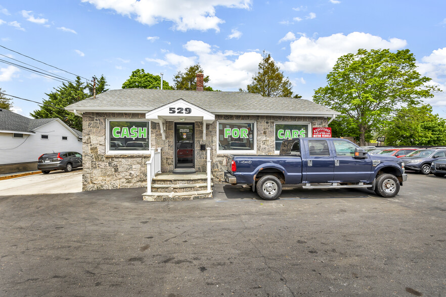 529 Jericho Tpke, Huntington Station, NY à vendre - Photo du bâtiment - Image 1 de 1