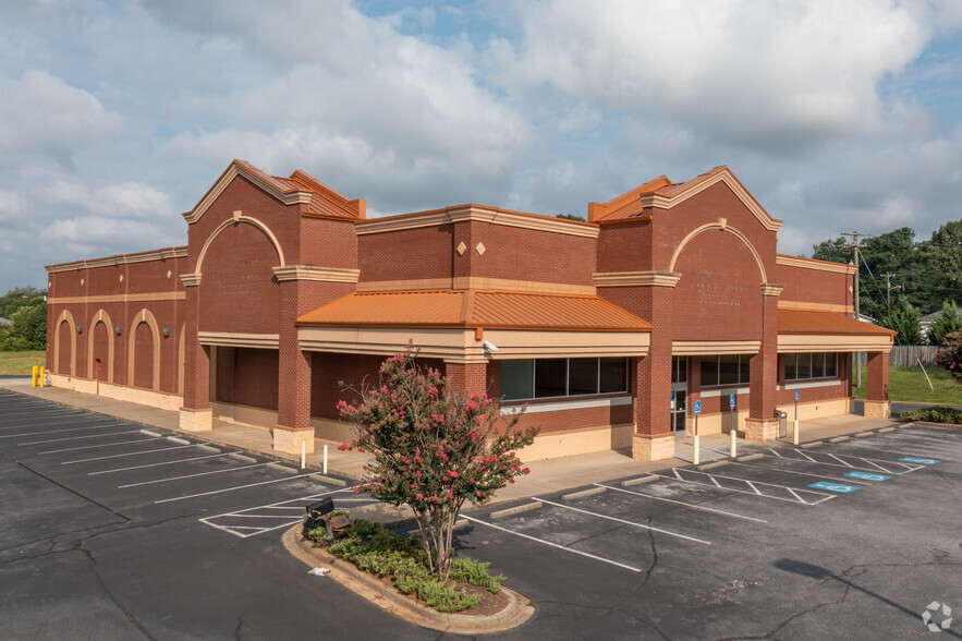 1100 W Wade Hampton Blvd, Greer, SC for sale - Building Photo - Image 1 of 1