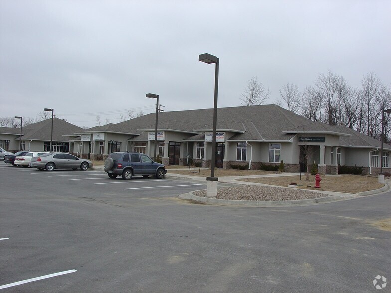 801-817 Westchester Ave, Harrisonville, MO à louer - Photo du bâtiment - Image 2 de 6