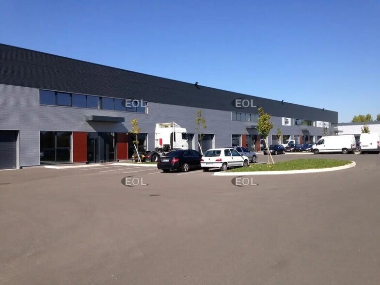 Industrial in Élancourt for lease - Building Photo - Image 1 of 2