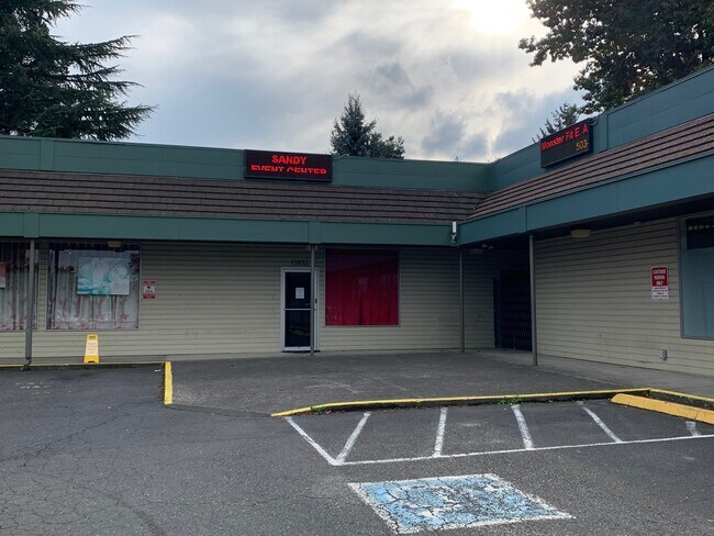 Plus de détails pour 13810-13900 NE Sandy Blvd, Portland, OR - Commerce de détail à louer