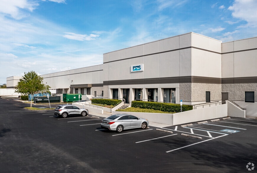 7340 Bryan Dairy Rd, Largo, FL for lease - Building Photo - Image 1 of 9