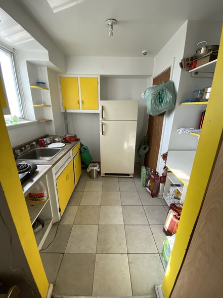 6914 Av Wiseman, Montréal, QC for sale - Interior Photo - Image 3 of 3