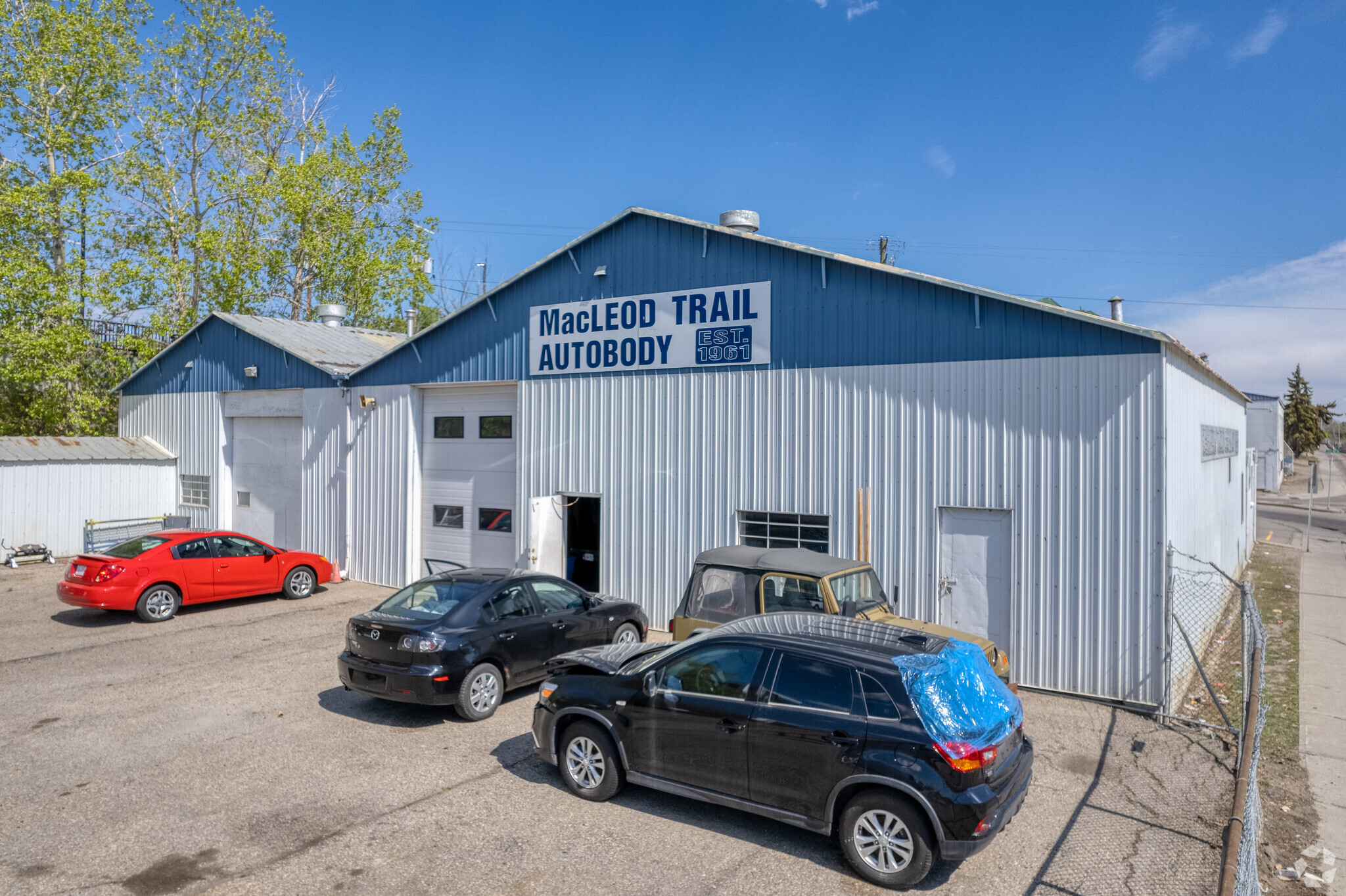 Macleod Trail Autobody Sale portfolio of 2 properties for sale on LoopNet.ca Building Photo- Image 1 of 2