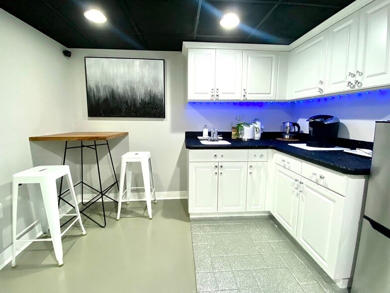 777 S Palm Ave, Sarasota, FL for lease - Building Photo - Image 2 of 15